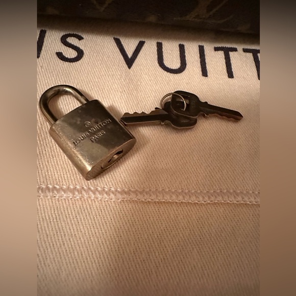 Louis Vuitton
Speedy 30 bag
2013 Collection - Picture 7 of 7